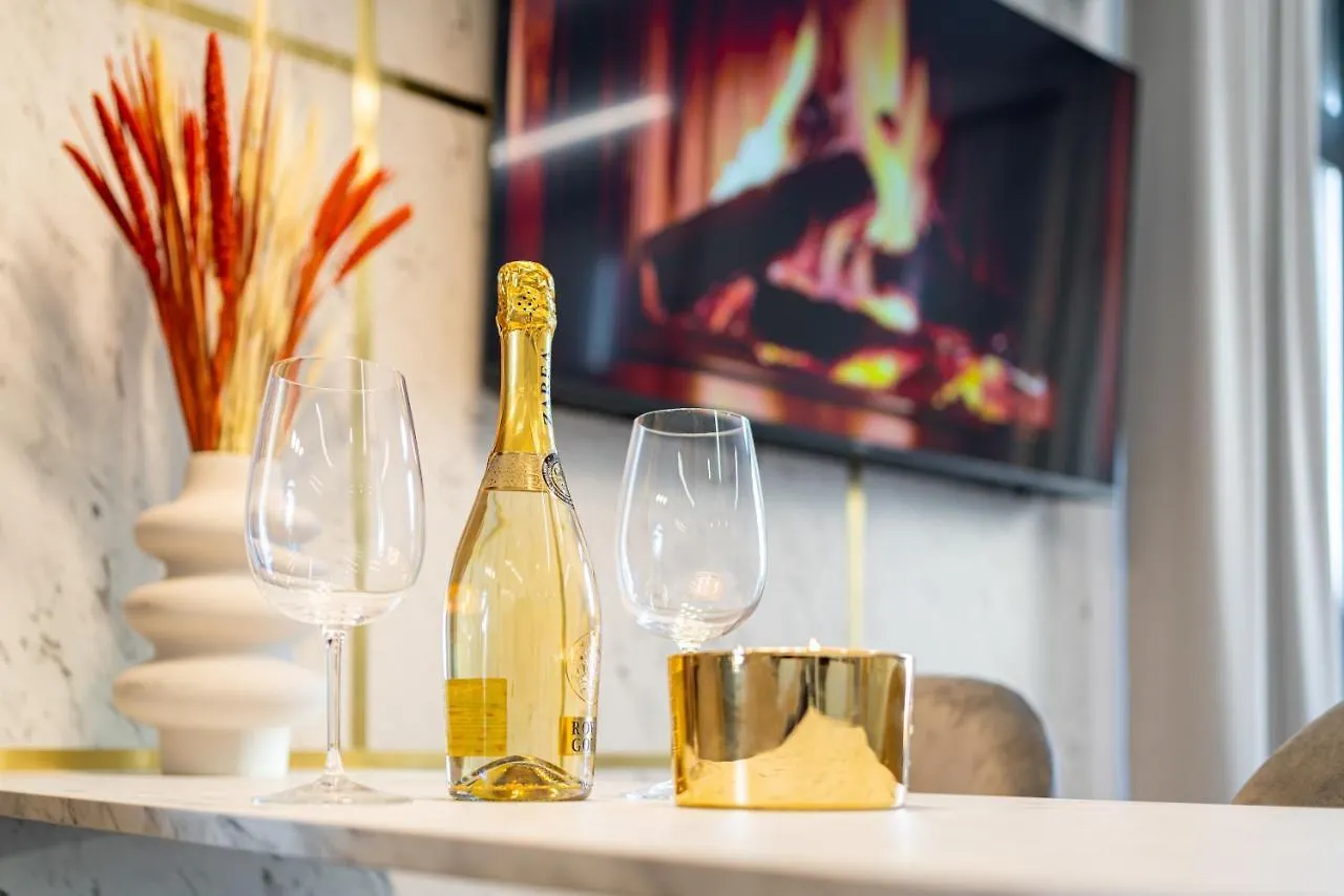Apartment Ferienwohnung Golden View - Breathtaking Location In Bukarest